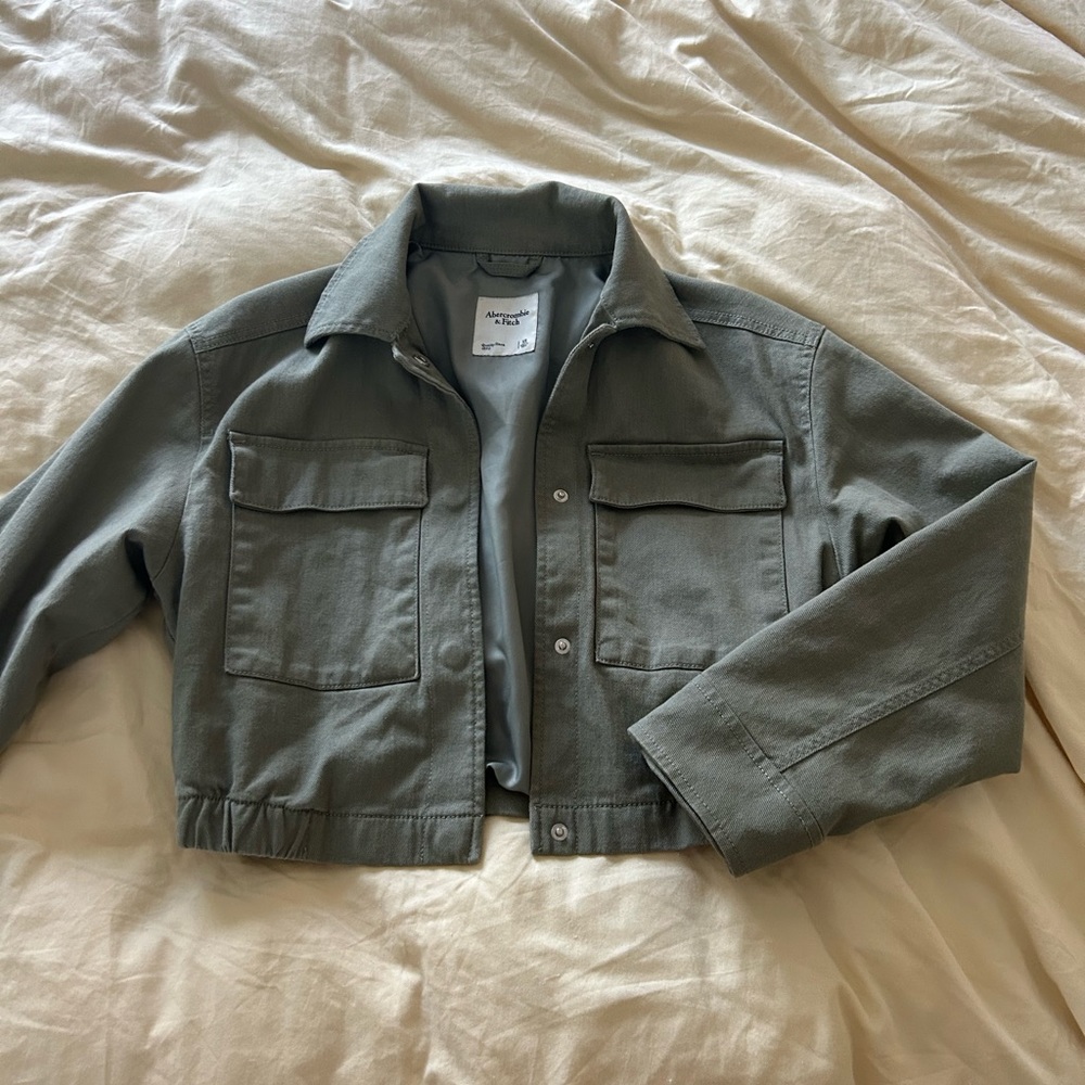 Abercrombie cropped utility jacket, XS new without tags